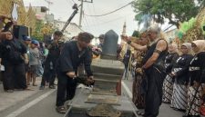 Warga menampilkan prosesi budaya saat Kirab Budaya Manusuksima dalam rangka pembukaan Kampung Cempluk Festival ke-15 di Desa Kalisongo, Kecamatan Dau, Kabupaten Malang, Senin (6/10/2025). (Foto Dok Prokopim/RadarBangsa.co.id)