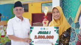 Wakil Bupati Pasuruan, KH Shobih Asrori (kiri), menyerahkan piala dan hadiah kepada pemenang pertama Festival Pendidikan Agama Islam (PAI) 2025 di SDN Ngadimulyo, Kecamatan Sukorejo, Rabu (15/10/2025). (Foto Dok Ho/RadarBangsa.co.id)