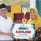 Wakil Bupati Pasuruan, KH Shobih Asrori (kiri), menyerahkan piala dan hadiah kepada pemenang pertama Festival Pendidikan Agama Islam (PAI) 2025 di SDN Ngadimulyo, Kecamatan Sukorejo, Rabu (15/10/2025). (Foto Dok Ho/RadarBangsa.co.id)