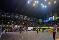 Ribuan penonton memadati tribun GOR Tawangalun Banyuwangi untuk menyaksikan final Dandim Cup 2 antara MAN 3 Banyuwangi dan SMAN 1 Banyuwangi, Sabtu (4/10/2025). (Foto Dok Ho/RadarBangsa.co.id)