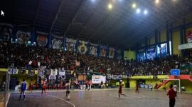 Ribuan penonton memadati tribun GOR Tawangalun Banyuwangi untuk menyaksikan final Dandim Cup 2 antara MAN 3 Banyuwangi dan SMAN 1 Banyuwangi, Sabtu (4/10/2025). (Foto Dok Ho/RadarBangsa.co.id)