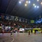 Ribuan penonton memadati tribun GOR Tawangalun Banyuwangi untuk menyaksikan final Dandim Cup 2 antara MAN 3 Banyuwangi dan SMAN 1 Banyuwangi, Sabtu (4/10/2025). (Foto Dok Ho/RadarBangsa.co.id)