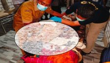 Petugas bersama warga mengevakuasi korban tanah longsor di area bekas tambang pasir kuarsa di Desa Klumpit, Kecamatan Soko, Kabupaten Tuban, Jawa Timur, Senin (20/10/2025). (Dok Foto Ho/RadarBangsa.co.id)