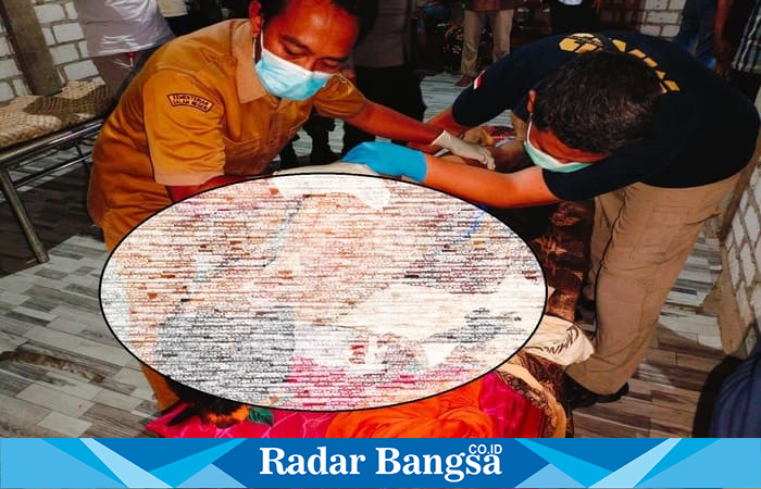 Petugas bersama warga mengevakuasi korban tanah longsor di area bekas tambang pasir kuarsa di Desa Klumpit, Kecamatan Soko, Kabupaten Tuban, Jawa Timur, Senin (20/10/2025). (Dok Foto Ho/RadarBangsa.co.id)