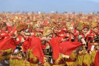 Penampilan ribuan penari Gandrung memukau ribuan penonton di Festival Gandrung Sewu 2025 yang digelar di Pantai Marina Boom, Banyuwangi, Sabtu (25/10/2025). (Foto Dok Ho/RadarBangsa.co.id)