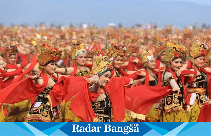 Penampilan ribuan penari Gandrung memukau ribuan penonton di Festival Gandrung Sewu 2025 yang digelar di Pantai Marina Boom, Banyuwangi, Sabtu (25/10/2025). (Foto Dok Ho/RadarBangsa.co.id)
