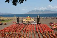 Ribuan penari Gandrung berlatih jelang pagelaran akbar Gandrung Sewu 2025 di Pantai Marina Boom Banyuwangi. (Foto Dok Ho/RadarBangsa.co.id)