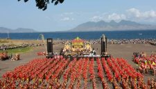 Ribuan penari Gandrung berlatih jelang pagelaran akbar Gandrung Sewu 2025 di Pantai Marina Boom Banyuwangi. (Foto Dok Ho/RadarBangsa.co.id)