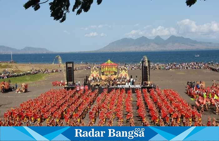 Ribuan penari Gandrung berlatih jelang pagelaran akbar Gandrung Sewu 2025 di Pantai Marina Boom Banyuwangi. (Foto Dok Ho/RadarBangsa.co.id)