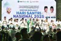 Bupati Pasuruan Rusdi Sutejo menghadiri Gebyar Sholawat memperingati Hari Santri Nasional di Lapangan Patal Grati, Selasa (21/10/2025) malam. (Foto Dok Ho/RadarBangsa.co.id)