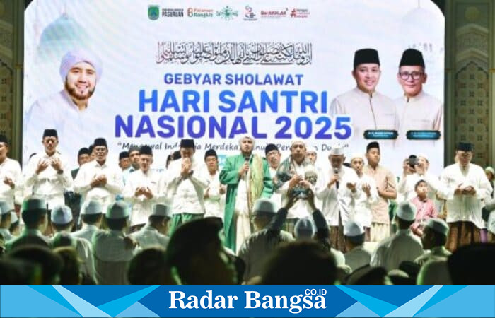 Bupati Pasuruan Rusdi Sutejo menghadiri Gebyar Sholawat memperingati Hari Santri Nasional di Lapangan Patal Grati, Selasa (21/10/2025) malam. (Foto Dok Ho/RadarBangsa.co.id)