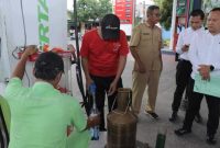 Petugas Polres Lamongan bersama Dinas Perindustrian dan Perdagangan (Disperindag) melakukan inspeksi mendadak di salah satu SPBU di wilayah Lamongan, Senin (27/10/2025) (Foto Dok Ho/RadarBangsa.co.id)