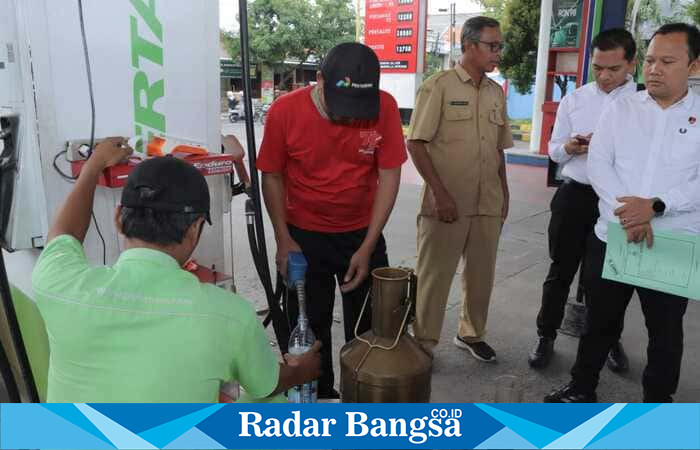 Petugas Polres Lamongan bersama Dinas Perindustrian dan Perdagangan (Disperindag) melakukan inspeksi mendadak di salah satu SPBU di wilayah Lamongan, Senin (27/10/2025) (Foto Dok Ho/RadarBangsa.co.id)