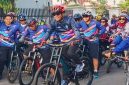 Peserta GOBAR SEJALAN 2025 antusias mengayuh sepeda di sepanjang rute dari Pendopo Agung Bangkalan menuju Perumahan Kokoh City, Kwanyar, Minggu (12/10/2025). (Foto Dok Ho/RadarBangsa.co.id)