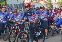 Peserta GOBAR SEJALAN 2025 antusias mengayuh sepeda di sepanjang rute dari Pendopo Agung Bangkalan menuju Perumahan Kokoh City, Kwanyar, Minggu (12/10/2025). (Foto Dok Ho/RadarBangsa.co.id)
