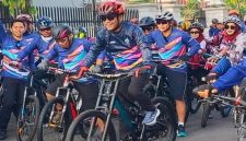 Peserta GOBAR SEJALAN 2025 antusias mengayuh sepeda di sepanjang rute dari Pendopo Agung Bangkalan menuju Perumahan Kokoh City, Kwanyar, Minggu (12/10/2025). (Foto Dok Ho/RadarBangsa.co.id)