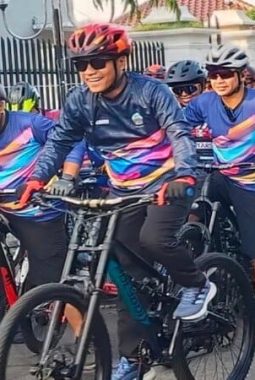Gowes Bareng GOBAR SEJALAN Meriahkan Harlah Bangkalan, Bupati Lukman Ikut Kayuh hingga Finis