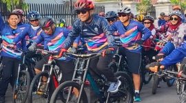 Peserta GOBAR SEJALAN 2025 antusias mengayuh sepeda di sepanjang rute dari Pendopo Agung Bangkalan menuju Perumahan Kokoh City, Kwanyar, Minggu (12/10/2025). (Foto Dok Ho/RadarBangsa.co.id)