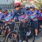Peserta GOBAR SEJALAN 2025 antusias mengayuh sepeda di sepanjang rute dari Pendopo Agung Bangkalan menuju Perumahan Kokoh City, Kwanyar, Minggu (12/10/2025). (Foto Dok Ho/RadarBangsa.co.id)