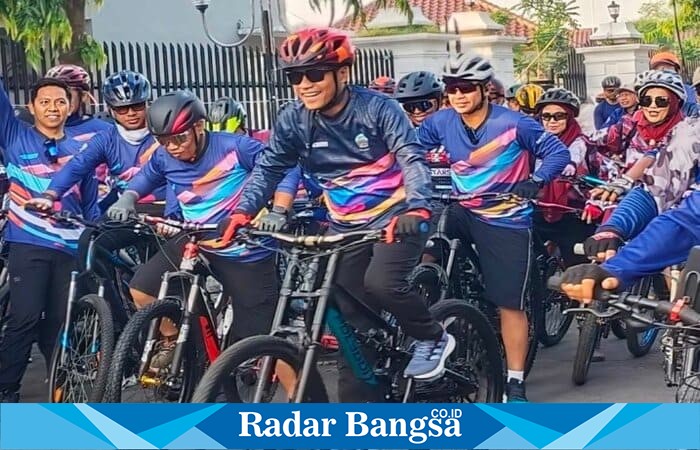 Peserta GOBAR SEJALAN 2025 antusias mengayuh sepeda di sepanjang rute dari Pendopo Agung Bangkalan menuju Perumahan Kokoh City, Kwanyar, Minggu (12/10/2025). (Foto Dok Ho/RadarBangsa.co.id)