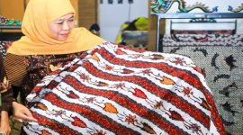 Gubernur Jawa Timur Khofifah Indar Parawansa menunjukkan kain batik dalam rangka peringatan Hari Batik Nasional 2025. (Foto Dok Ho/RadarBangsa.co.id)