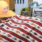 Gubernur Jawa Timur Khofifah Indar Parawansa menunjukkan kain batik dalam rangka peringatan Hari Batik Nasional 2025. (Foto Dok Ho/RadarBangsa.co.id)