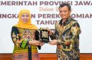 Gubernur Jawa Timur Khofifah Indar Parawansa menyerahkan cendera mata kepada Gubernur Jawa Tengah Ahmad Luthfi usai penandatanganan 11 kerja sama strategis antarprovinsi di Gedung Negara Grahadi, Surabaya, Jumat (24/10/2025). (Foto Dok Ho/RadarBangsa.co.id)