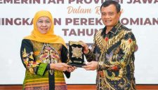 Gubernur Jawa Timur Khofifah Indar Parawansa menyerahkan cendera mata kepada Gubernur Jawa Tengah Ahmad Luthfi usai penandatanganan 11 kerja sama strategis antarprovinsi di Gedung Negara Grahadi, Surabaya, Jumat (24/10/2025). (Foto Dok Ho/RadarBangsa.co.id)