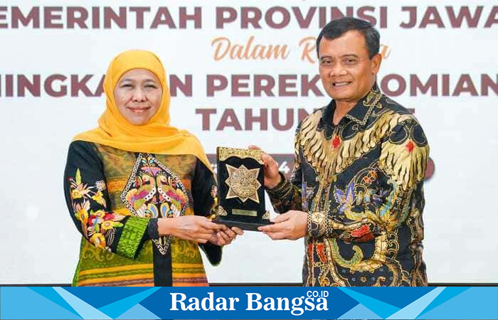 Gubernur Jawa Timur Khofifah Indar Parawansa menyerahkan cendera mata kepada Gubernur Jawa Tengah Ahmad Luthfi usai penandatanganan 11 kerja sama strategis antarprovinsi di Gedung Negara Grahadi, Surabaya, Jumat (24/10/2025). (Foto Dok Ho/RadarBangsa.co.id)
