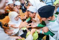 Gubernur Jatim Khofifah menyerahkan kacamata gratis kepada siswa di Surabaya. (Foto Dok Ho/RadarBangsa.co.id)