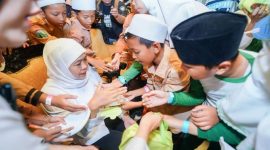 Gubernur Jatim Khofifah menyerahkan kacamata gratis kepada siswa di Surabaya. (Foto Dok Ho/RadarBangsa.co.id)