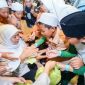 Gubernur Jatim Khofifah menyerahkan kacamata gratis kepada siswa di Surabaya. (Foto Dok Ho/RadarBangsa.co.id)