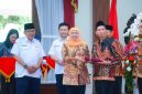 Gubernur Jawa Timur Khofifah Indar Parawansa menyerahkan penghargaan kepada pendonor darah sukarela di Gedung Negara Grahadi, Surabaya, Selasa (14/10). (Foto Dok Ho/RadarBangsa.co.id)