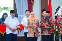 Gubernur Jawa Timur Khofifah Indar Parawansa menyerahkan penghargaan kepada pendonor darah sukarela di Gedung Negara Grahadi, Surabaya, Selasa (14/10). (Foto Dok Ho/RadarBangsa.co.id)