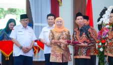 Gubernur Jawa Timur Khofifah Indar Parawansa menyerahkan penghargaan kepada pendonor darah sukarela di Gedung Negara Grahadi, Surabaya, Selasa (14/10). (Foto Dok Ho/RadarBangsa.co.id)