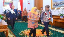 Gubernur Jawa Timur Khofifah Indar Parawansa menerima kunjungan Duta Besar Federasi Rusia untuk Indonesia, H.E. Mr. Sergei Tolchenov, di Gedung Negara Grahadi, Surabaya. (Foto Dok Ho/RadarBangsa.co.id)