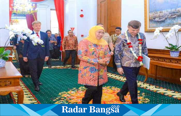 Gubernur Jawa Timur Khofifah Indar Parawansa menerima kunjungan Duta Besar Federasi Rusia untuk Indonesia, H.E. Mr. Sergei Tolchenov, di Gedung Negara Grahadi, Surabaya. (Foto Dok Ho/RadarBangsa.co.id)