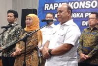 Gubernur Jawa Timur Khofifah Indar Parawansa saat menghadiri konsolidasi Program Makan Bergizi (MBG) di Jatim Expo Surabaya, Selasa (7/10/2025). (Dok Foto Ho/RadarBangsa.co.id)