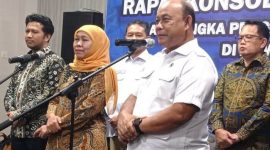 Gubernur Jawa Timur Khofifah Indar Parawansa saat menghadiri konsolidasi Program Makan Bergizi (MBG) di Jatim Expo Surabaya, Selasa (7/10/2025). (Dok Foto Ho/RadarBangsa.co.id)