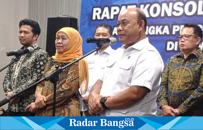 Gubernur Jawa Timur Khofifah Indar Parawansa saat menghadiri konsolidasi Program Makan Bergizi (MBG) di Jatim Expo Surabaya, Selasa (7/10/2025). (Dok Foto Ho/RadarBangsa.co.id)