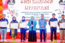 Gubernur Jatim Khofifah Indar Parawansa (tengah) usai penandatanganan kerja sama Misi Dagang Jatim–Sulteng di Palu, Sabtu (18/10/2025). (Foto Dok Ho/RadarBangsa.co.id)