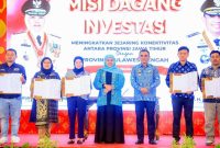 Gubernur Jatim Khofifah Indar Parawansa (tengah) usai penandatanganan kerja sama Misi Dagang Jatim–Sulteng di Palu, Sabtu (18/10/2025). (Foto Dok Ho/RadarBangsa.co.id)
