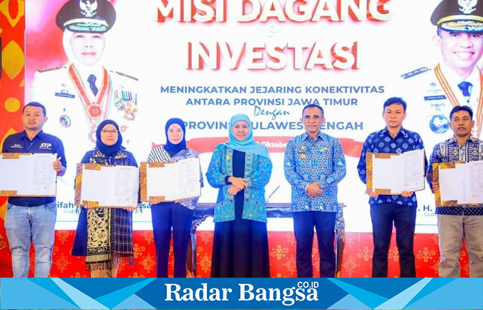 Gubernur Jatim Khofifah Indar Parawansa (tengah) usai penandatanganan kerja sama Misi Dagang Jatim–Sulteng di Palu, Sabtu (18/10/2025). (Foto Dok Ho/RadarBangsa.co.id)