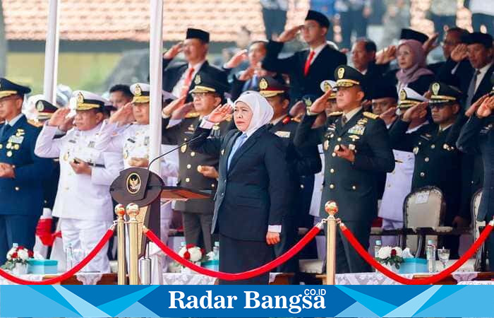 Gubernur Jawa Timur Khofifah Indar Parawansa memimpin upacara peringatan Hari Sumpah Pemuda ke-97 Tahun 2025 di Taman Candra Wilwatikta, Pandaan, Kabupaten Pasuruan, Selasa (28/10/2025). (Foto Dok Ho/RadarBangsa.co.id)