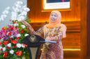 Gubernur Jawa Timur Khofifah Indar Parawansa menyampaikan sambutan saat penyerahan penghargaan kepada pendonor darah sukarela di Gedung Negara Grahadi, Surabaya. , Surabaya, Selasa (14/10). (Foto Dok Adpim/HoRadarBangsa)