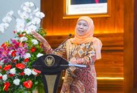 Gubernur Jawa Timur Khofifah Indar Parawansa menyampaikan sambutan saat penyerahan penghargaan kepada pendonor darah sukarela di Gedung Negara Grahadi, Surabaya. , Surabaya, Selasa (14/10). (Foto Dok Adpim/HoRadarBangsa)