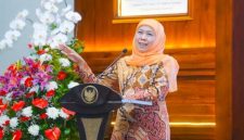 Gubernur Jawa Timur Khofifah Indar Parawansa menyampaikan sambutan saat penyerahan penghargaan kepada pendonor darah sukarela di Gedung Negara Grahadi, Surabaya. , Surabaya, Selasa (14/10). (Foto Dok Adpim/HoRadarBangsa)