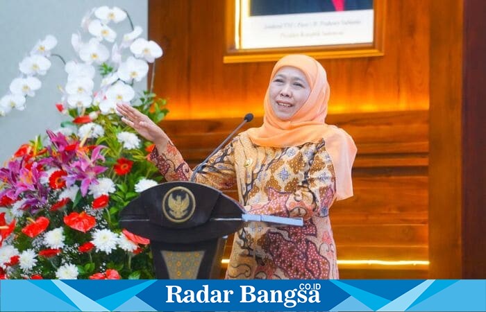 Gubernur Jawa Timur Khofifah Indar Parawansa menyampaikan sambutan saat penyerahan penghargaan kepada pendonor darah sukarela di Gedung Negara Grahadi, Surabaya. , Surabaya, Selasa (14/10). (Foto Dok Adpim/HoRadarBangsa)