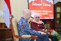 Gubernur Jawa Timur Khofifah Indar Parawansa menerima audiensi Konsulat Jenderal Amerika Serikat di Surabaya, Christopher R. Green, di Gedung Negara Grahadi, Jumat (3/10/2025) (Foto Dok Ho/RadarBangsa.co.id)
