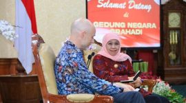 Gubernur Jawa Timur Khofifah Indar Parawansa menerima audiensi Konsulat Jenderal Amerika Serikat di Surabaya, Christopher R. Green, di Gedung Negara Grahadi, Jumat (3/10/2025) (Foto Dok Ho/RadarBangsa.co.id)